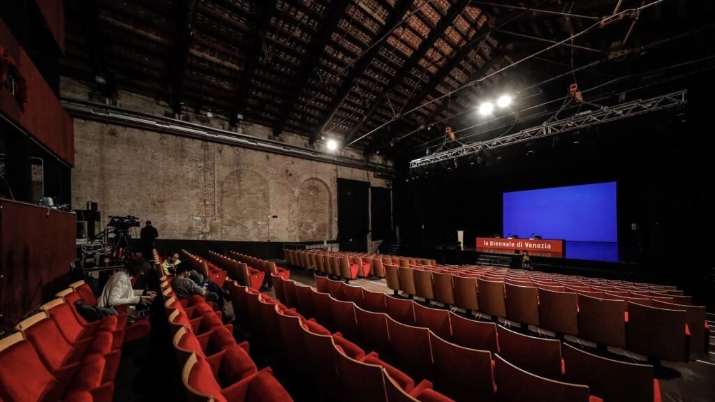A Bienal de Veneza - Teatro Piccolo Arsenale