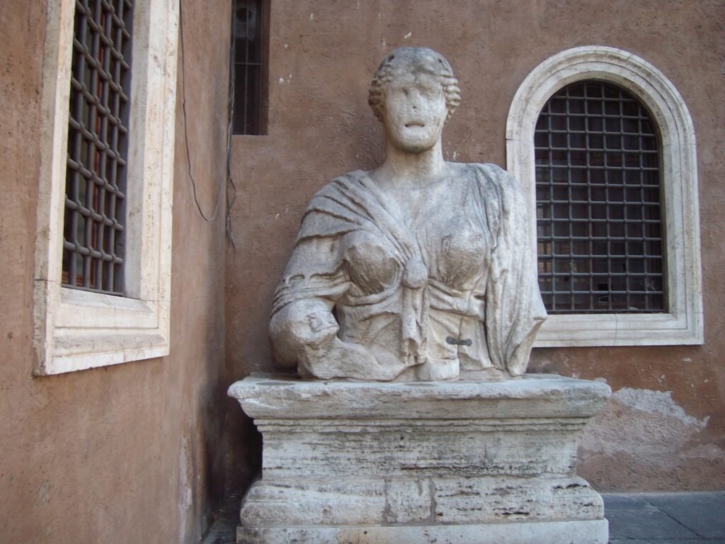 Statua-di-Madama-Lucrezia.jpg